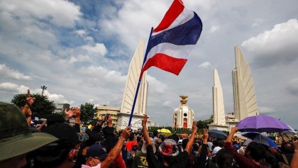  Miles se manifiestan en Tailandia contra la dictadura y la monarquía