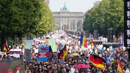 Antivacunas, conspiranoicos y neonazis marcharon en Berlín