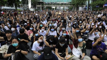 Miles de personas toman las calles de Tailandia desafiando el estado de emergencia