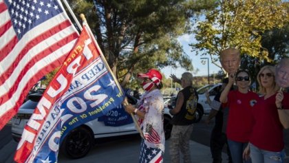 Caravana de partidarios de Trump bloqueó centros de votación en California