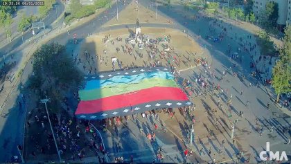 Plaza Dignidad: Despliegan bandera mapuche gigante contra la represión a las comunidades