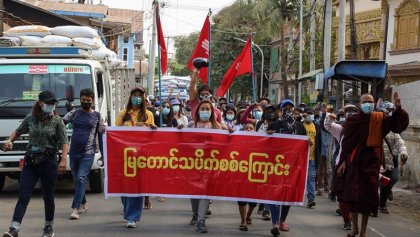 Manifestantes tiñen las calles de rojo contra la junta militar en Myanmar