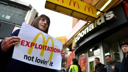 Trabajadores de cadenas de comida rápida en Estados Unidos exigen aumento salarial