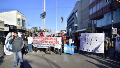 Río Gallegos: manifestación de trabajadores enfermería y de YCRT Punta Loyola