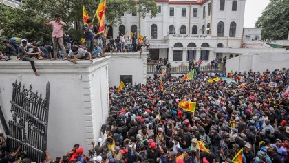 Miles de manifestantes toman la residencia del presidente en Sri Lanka