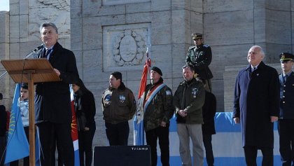 Macri en Rosario: militarización y palos en un monumento vacío