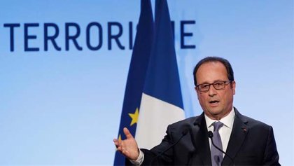 Un Hollande debilitado se lanza a disputar a la derecha 