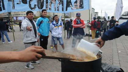 Cortes y acampes por 20 mil planes sociales que el Gobierno decidió discontinuar