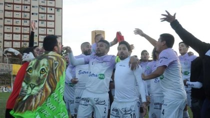 Sacachispas campeón: una pelota de trapo lila para jugar la B Metro