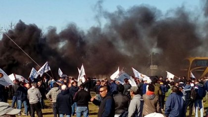 Trabajadores de Uocra, Químicos y CGT marcharon en Zárate contra los despidos