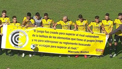 El ascenso de Riestra y la bandera de Comunicaciones sobre el juego del fútbol