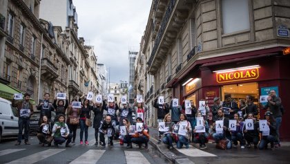 Movilización frente a la embajada argentina en París por Santiago Maldonado 