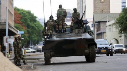 Zimbabwe: Mugabe se reunió con los jefes del Ejército y no acepta renunciar