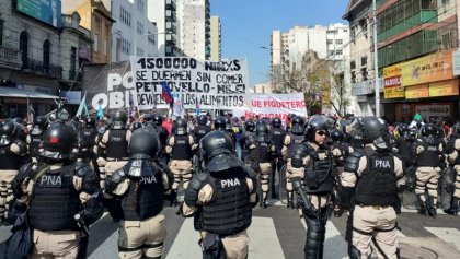 Protesta de organizaciones sociales cerca del Puente Pueyrredón