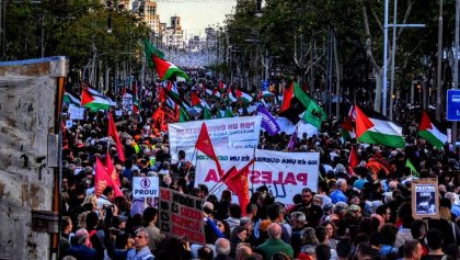 El paseo de Gracia de Barcelona se llenó este sábado al grito de “Paremos el genocidio en Palestina”