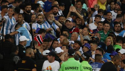 Represión de la Policía a hinchas en el partido Argentina - Brasil