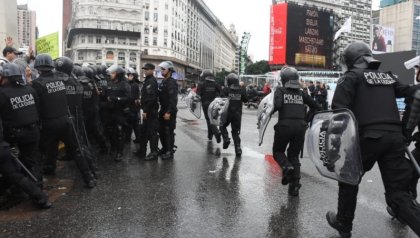 Marcha Federal por Pan y Trabajo: la Infantería evitó a golpes un corte frente al Obelisco 