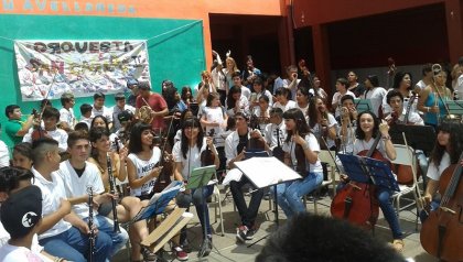 Sandra también pintó las banderas de nuestra orquesta para las marchas "Que sigan las orquestas"