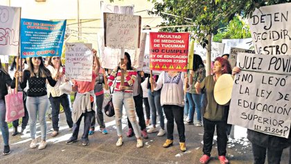 Estudiantes protestan contra el cupo de ingreso en la Facultad de Medicina