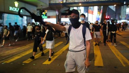 Hong Kong: miles responden en la calle a la ley que prohíbe usar máscaras en protestas