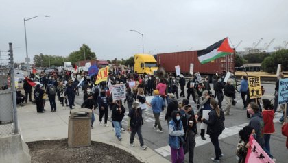 Trabajadores y activistas bloquean la descarga de barcos israelíes en Oakland