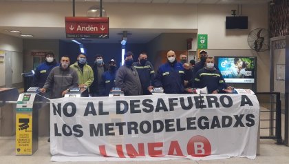 Apertura de molinetes en la línea B del Subte contra el intento de despidos de delegados - YouTube