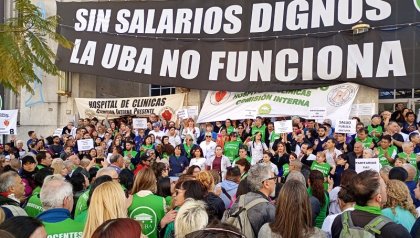 Por salario y contra el ajuste: abrazo al Hospital Clínicas y movilización