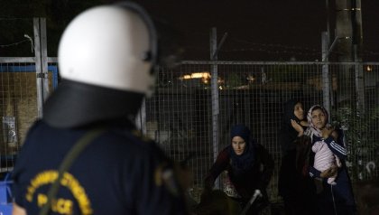 Policía griega intenta desalojar violentamente un campo de refugiados en Atenas