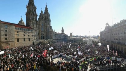 Multitudinaria manifestación en Santiago de Compostela contra la instalación de la macroplanta de Altri