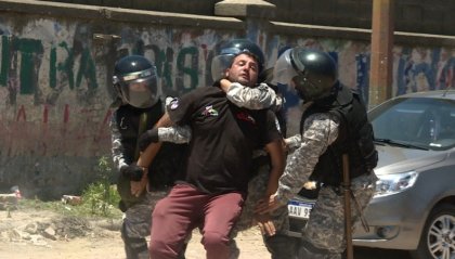  La policía reprimió a trabajadores del transporte en el puerto de Montevideo