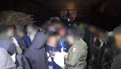 Policía encuentra 225 migrantes en bodega en el Edomex