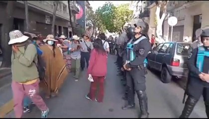 La Policía porteña reprimió al Tercer Malón de la Paz frente a la sede de la UCR en CABA