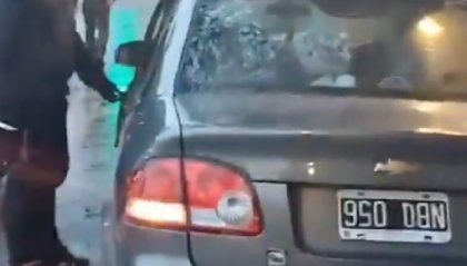 Mientras se encarcela a manifestantes sin pruebas, el auto con patente al revés circula libre