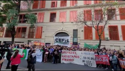 Abrazo a la Facultad de Filosofía y Letras de la UBA con más de 600 estudiantes y docentes