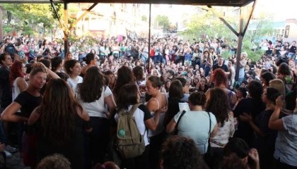 8M: una asamblea cruzada por polémicas prepara el cuarto paro internacional de mujeres