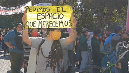 Entrevista a María, vendedora ambulante, y Mariana, artesana de Jujuy - YouTube