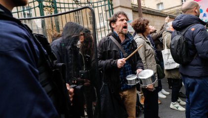 Al ritmo de cacerolazos y manifestaciones siguen las protestas contra Emmanuel Macron