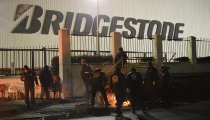 Bridgestone suspende ilegalmente y lanza un paro patronal: el SUTNA convoca a la fábrica