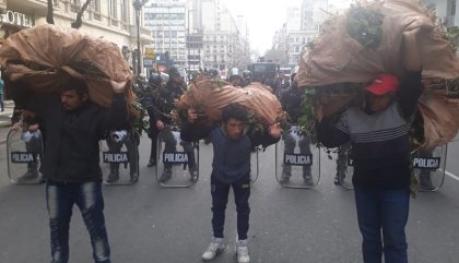 Plaza de Mayo: la Policía amedrentó protesta de familias tareferas llegadas desde Misiones