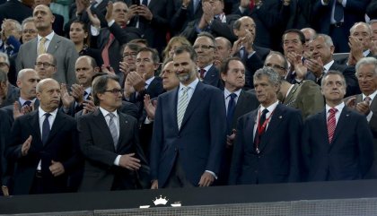 Monumental pitada al himno español de los aficionados del Barça y Athletic de Bilbao