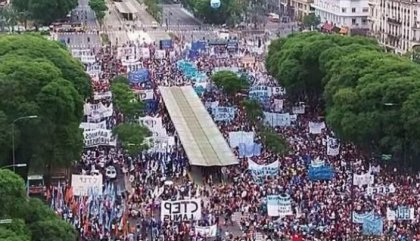 Organizaciones sociales marchan hacia el Obelisco