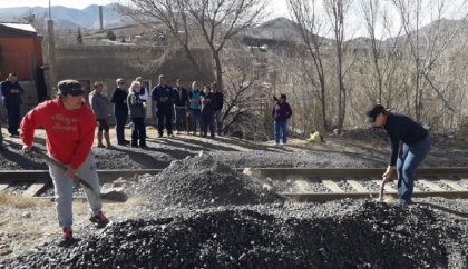 Esposas de huelguistas de Cananea toman vías del tren