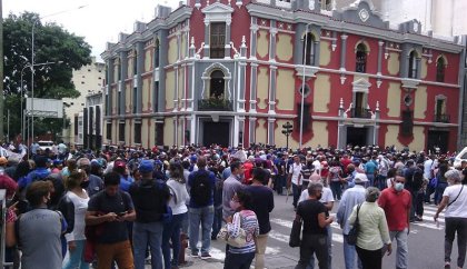 Trabajadores universitarios junto a otros sectores activos y jubilados protestan en Caracas