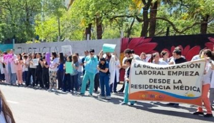 Chaco: reprimieron con hidrantes movilización de médicos residentes por aumento salarial