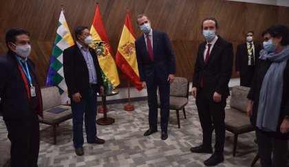 Pablo Iglesias y el rey Felipe VI en la toma del presidente boliviano