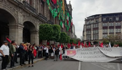 Bloquean oficinas del Gobierno de CDMX trabajadores estatales y organizaciones populares