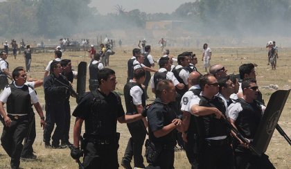 Como en el Puente Pueyrredón: atacan a la izquierda para preparar un desalojo en Guernica