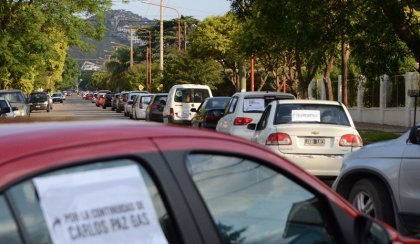 Masiva caravana por la continuidad de Carlos Paz Gas