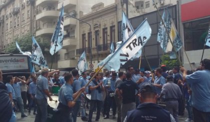 Protesta de los choferes de las líneas 112, 165 y 243 frente al ministerio de Trabajo