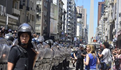 Escandaloso: la Policía de la Ciudad cortó Avenida Corrientes, reprimió y detuvo manifestantes